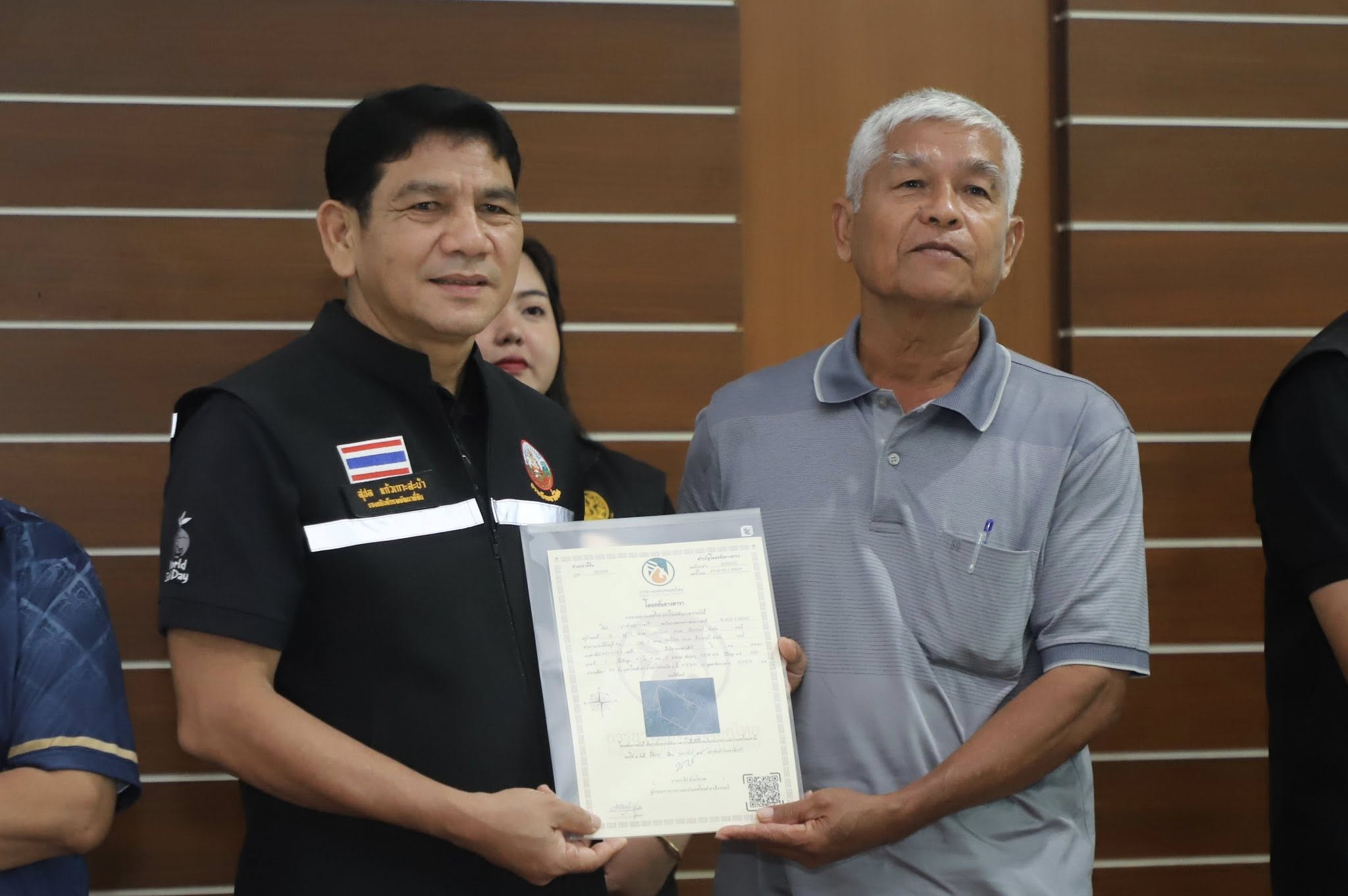 title - รมช.เกษตรฯ มอบโฉนดเพื่อการเกษตร โฉนดต้นไม้ ยกระดับที่ดินทำกินในกระบี่ หนุนเกษตรกรเข้าถึงแหล่งทุน